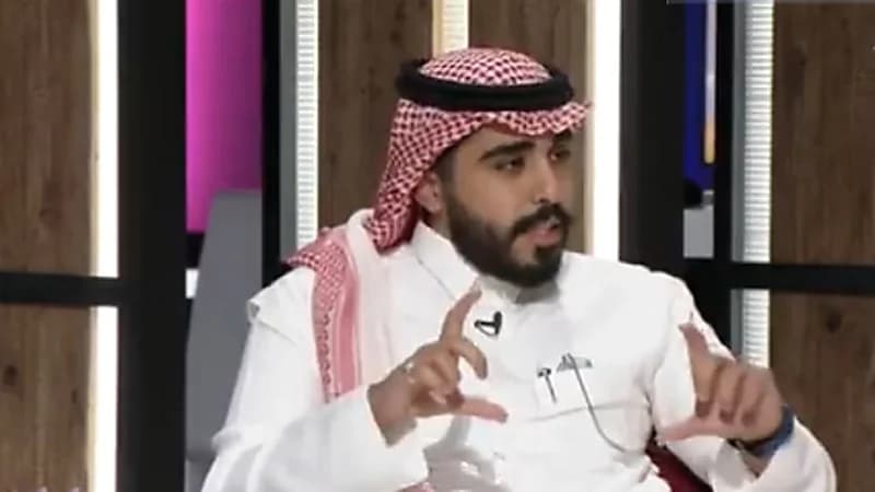 بالفيديو.. الطيران العماني يفصل موظفا انشغل عن العمل بالبحث عن صورا مخلة