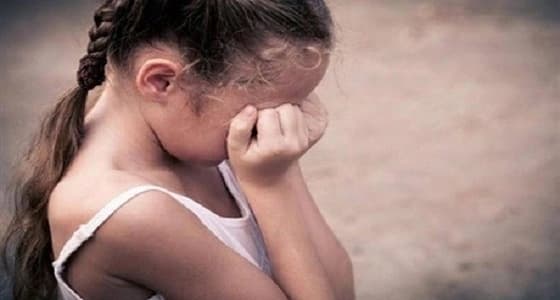 سيدة تغري طفلة بالشيكولاته وتقدمها لـ 3 رجال لاغتصابها