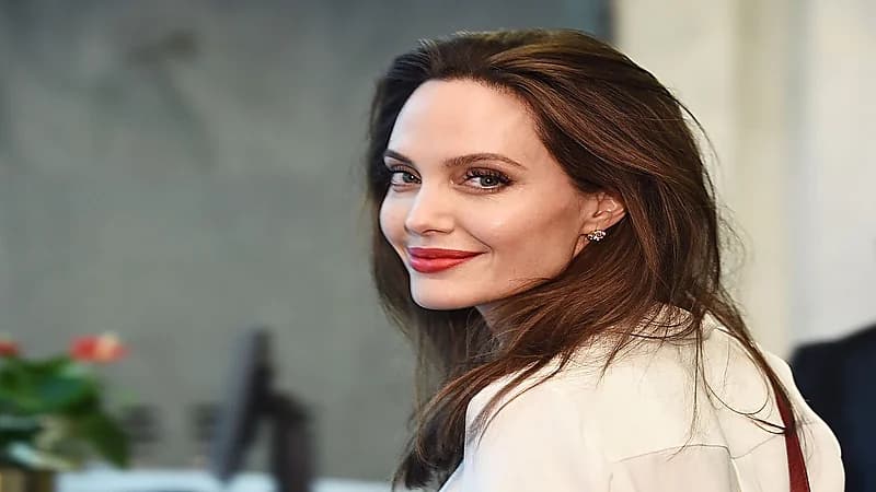 صورة..أنجلينا جولي تساهم في إيصال أصوات الأفغان