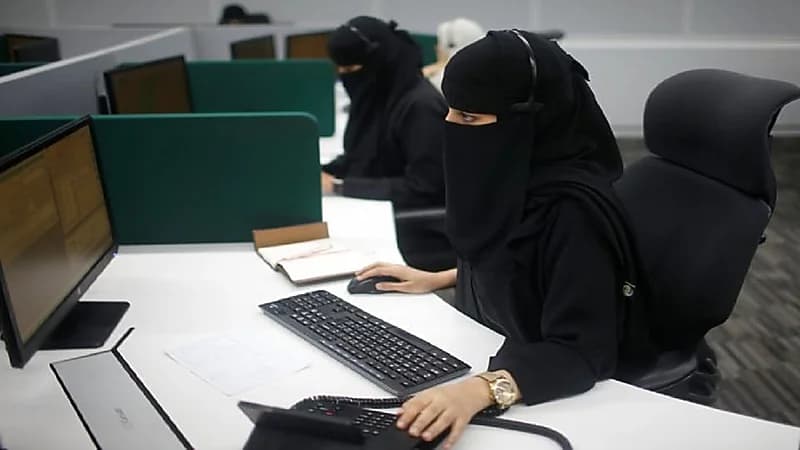 بيان رسمي من جامعة طيبة بشأن فصل موظفة بسبب الزي الرسمي