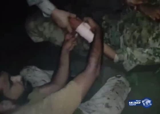شاهد.. كيف تعامل الجنود السعوديون مع الأسرى الحوثيين
