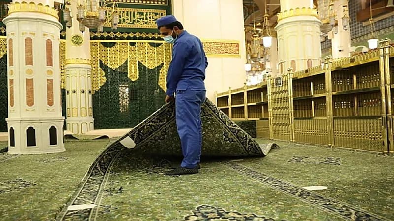 استخدام أكثر من 23 ألف لتراً لتعقيم وتعطير سجّاد الروضة الشريفة