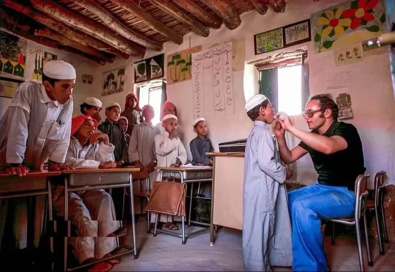 لقطة من زيارة طبيب الصحة المدرسية قبل 50 عام