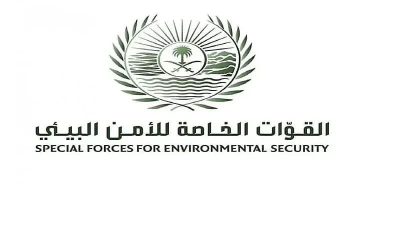 القوات الخاصة للأمن البيئي تضبط مخالفًا لنظام البيئة لاستخدامه حطبًا محليًا في أنشطة تجارية