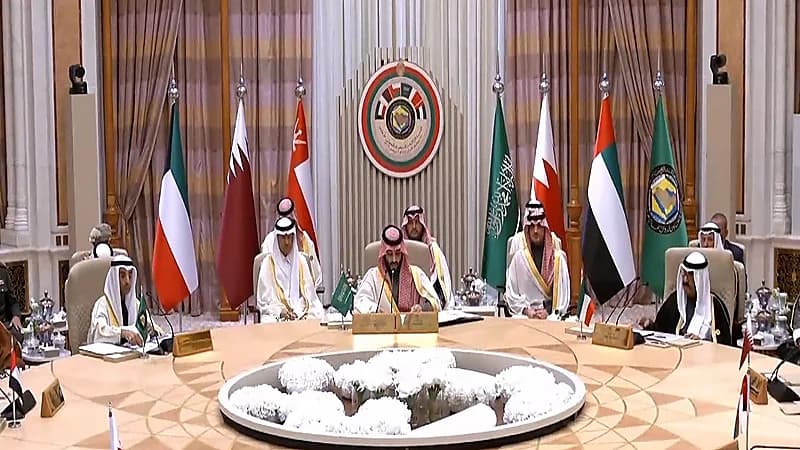 الإطاحة بمواطن ووافدة يحوزان مخدرات وأسلحة وذخيرة