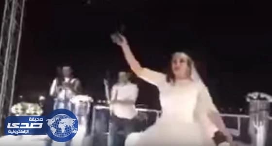 بالفيديو.. عروس مصرية تشغل الفرح بـ " الشمروخ الناري "