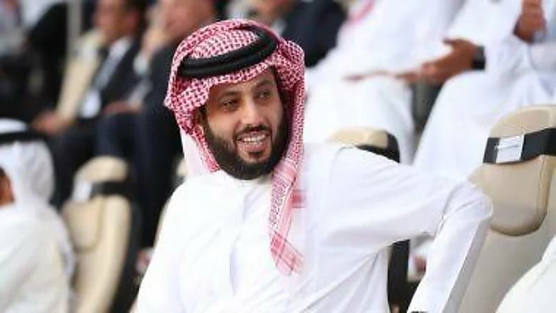 آل الشيخ يتلقى هدية من صديق له:"غالية علي"