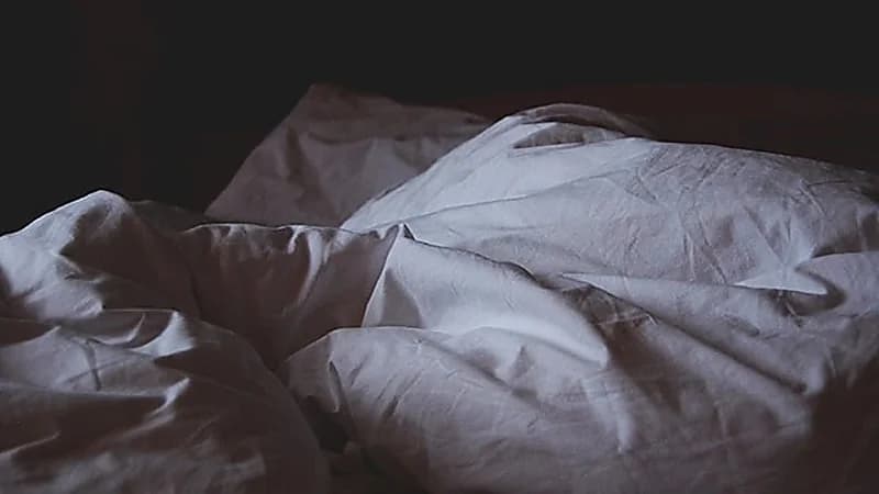 مرض نادر يدفع "رجل" للنوم 300 يوم في السنة