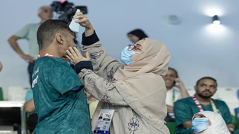 وزير الرياضة لأم تهيئ ابنها البارالمبي : فخورون جدًا بك وبابنك البطل