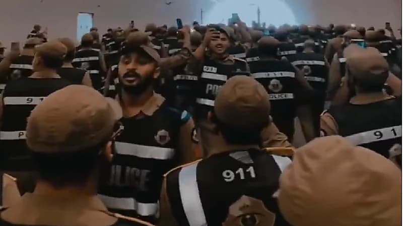 احتفال رجال الأمن بنجاح مهمتهم بعد انتهاء الحج - فيديو