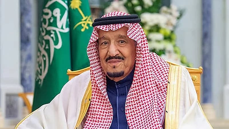 لحظة تسليم الملك سلمان كابتن منتخب العراق كأس بطولة الخليج ..صور