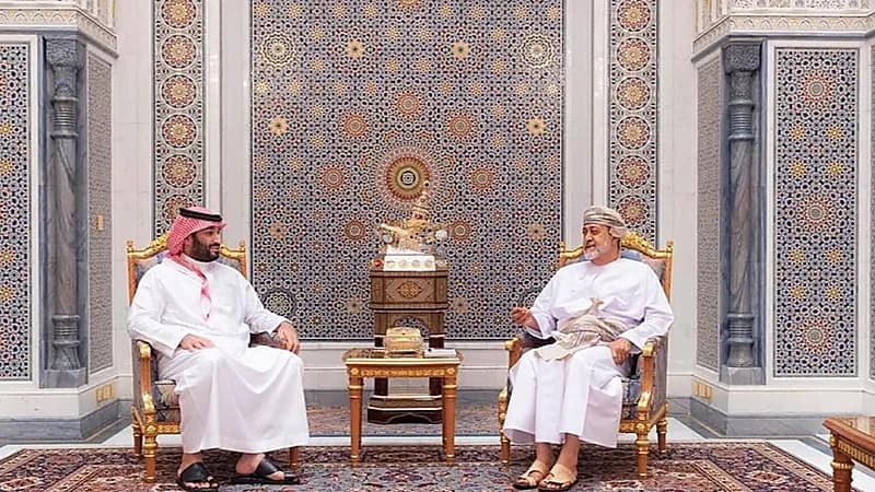 ولي العهد يلتقي سلطان عمان في مسقط... فيديو وصور