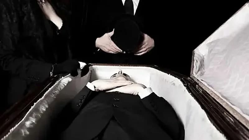 شاب يصدم أسرته بحضوره جنازته: أنا حي