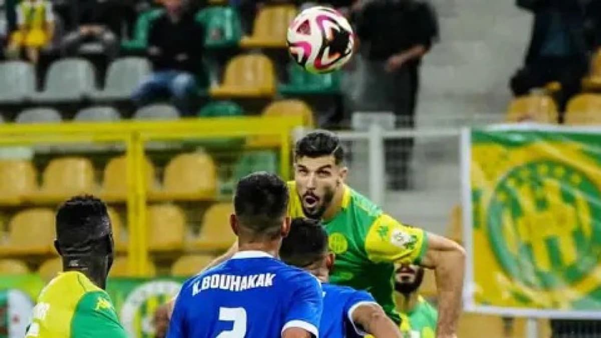 مشجع يخطف الأضواء بطلب زواج أمام الجماهير في الدوري الجزائري .. فيديو