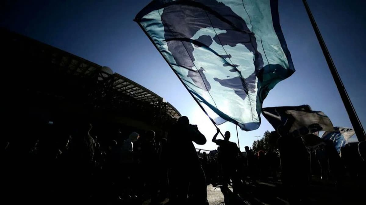 مشجعون يهتفون باسم مارادونا خلال مؤتمر دولي حول حياته