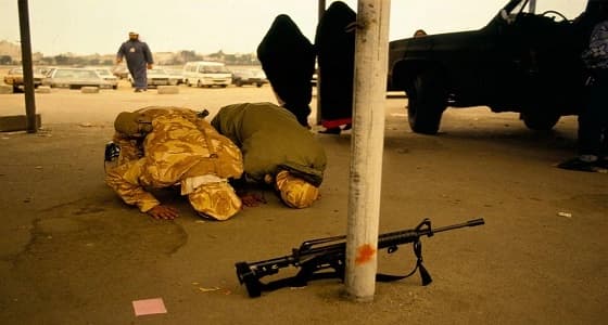 صورة نادرة لجنديين سعوديين يؤديان الصلاة أثناء " حرب الخليج "
