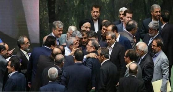 بالفيديو والصور.. اشتباكات وصياح في جلسة بالبرلمان الإيراني