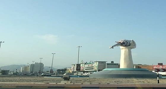 بالفيديو.. إزالة أحد معالم الإمارات الشهير " دوار المرش " بالفجيرة