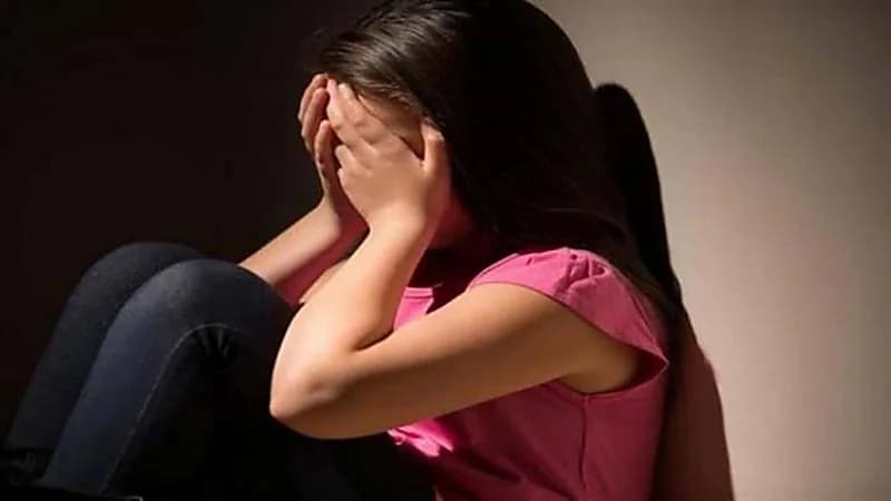 شاب يهتك عرض طفلة مريضة نفسيا لمدة 3 أيام 