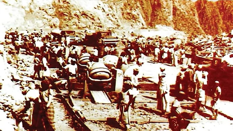 صورة تاريخية تظهر بداية إنشاء طريق «الهدا - كرا»