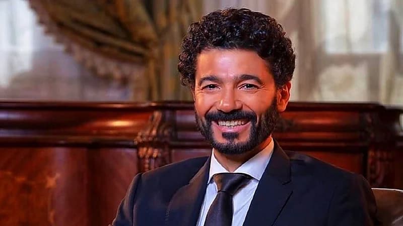 خالد النبوي يفاجئ عمرو عرفة من على سرير المرض