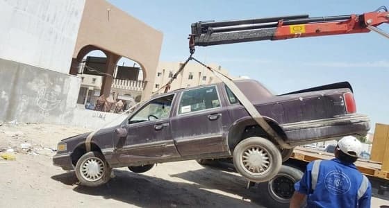 " العمليات الأمنية " تؤمن شاحنة لنقل سيارة مُعطلة على طريق مكة