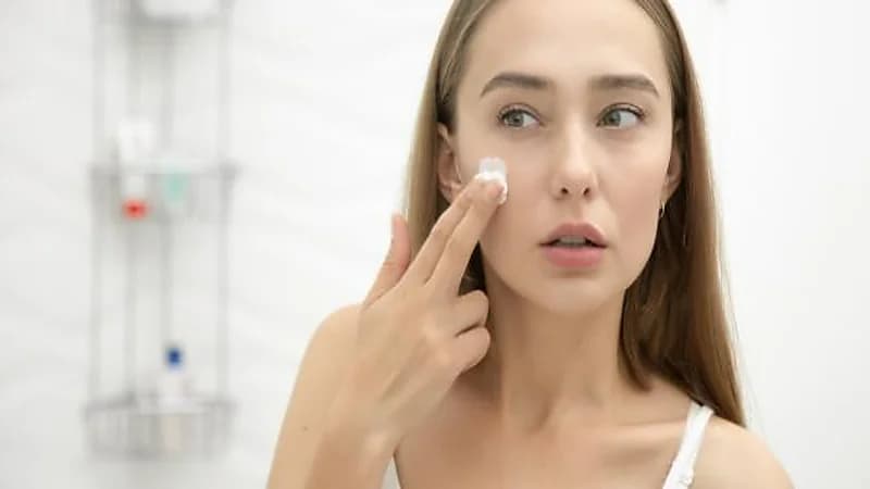 طرق العناية بالبشرة الدهنية والتخلص من اللمعان الزائد