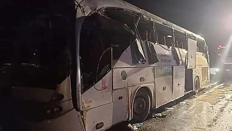مصرع وإصابة 46 شخصًا في انقلاب أتوبيس بمصر