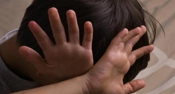 سيدة تتهم سائق بعلاقة غير شرعية مع طفلتها.. والأخيرة: " بنحب بعض "
