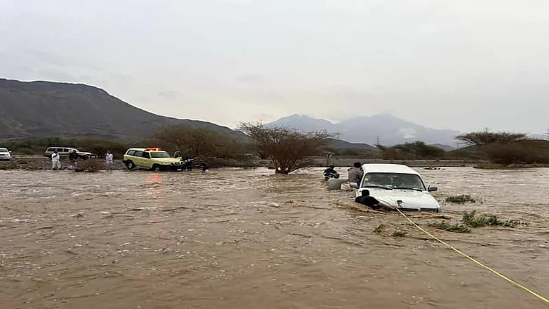 بالصور.. إنقاذ عائلة احتجزت داخل مركبة في سيل شعيب بالمدينة المنورة