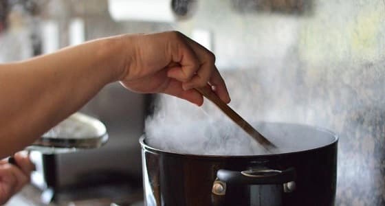 تكرار تسخين الطعام يفقده القيمة الغذائية