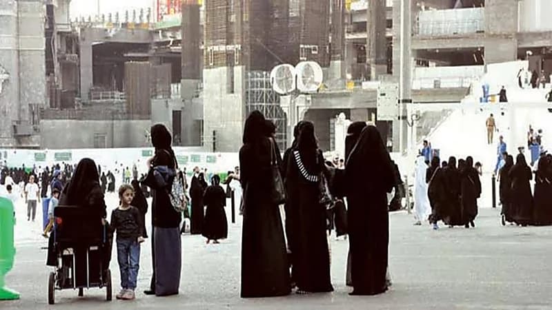 عادة قديمة لنساء مكة مع الرجال المتخلفين عن الحج