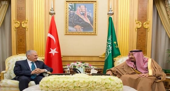 بالصور.. خادم الحرمين يستقبل رئيس وزراء تركيا ويعقدان جلسة مباحثات