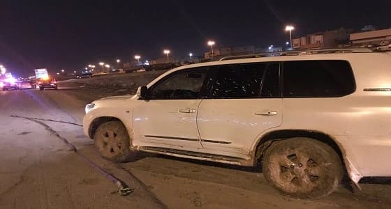 بالصور.. " غوث " ينقذ سيارة علقت بالطين في المنطقة الشرقية
