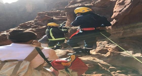 بالصور.. " مدني تبوك " ينقذ مصابًا على جبل بالديسة