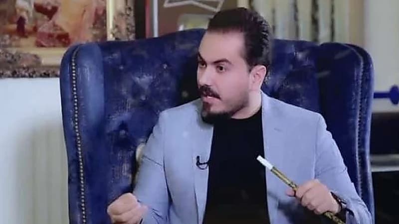 إعلامي عراقي يدخن "الشيشة" على الهواء ويثير الجدل