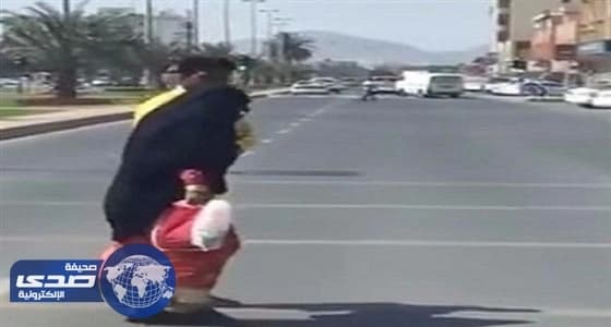 مواطن كويتي يقدم بلاغ ضد مصور فيديو  " مسنة تعبر الشارع "