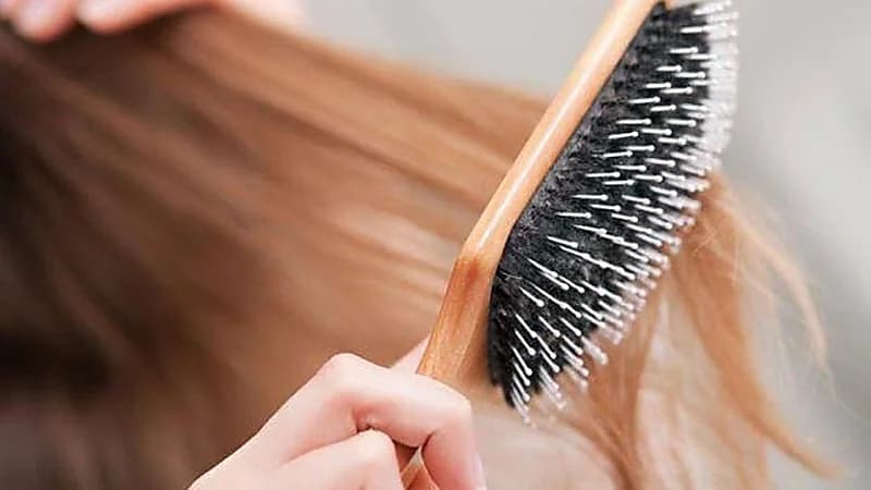 التصاق شعر فتاة في رأسها بعد لقصه بالغراء