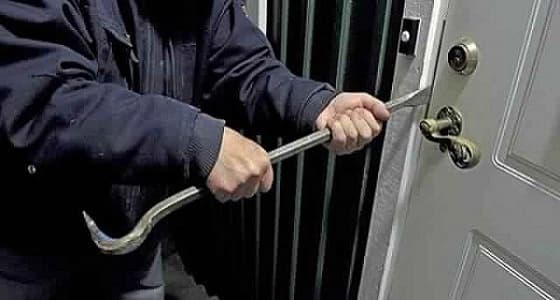 ضبط 3 أشخاص بتهمة سرقة منزل مواطنة بالجوف