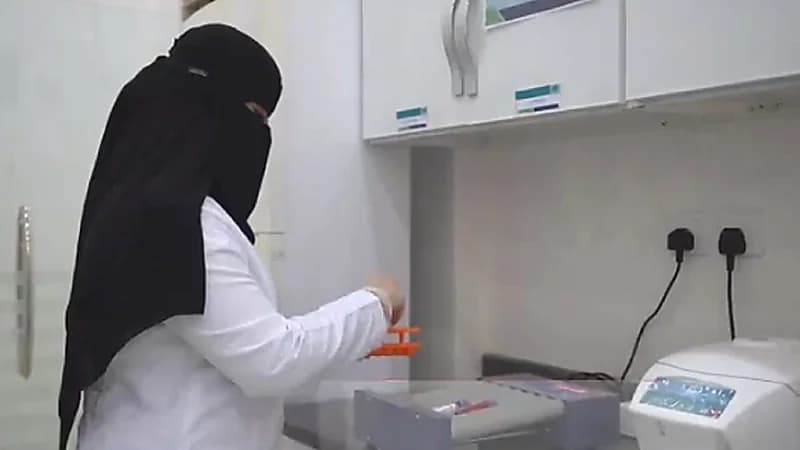 بالفيديو.. مواطنة تروي قصة افتتاحها "المختبر الوحيد" في عرعر