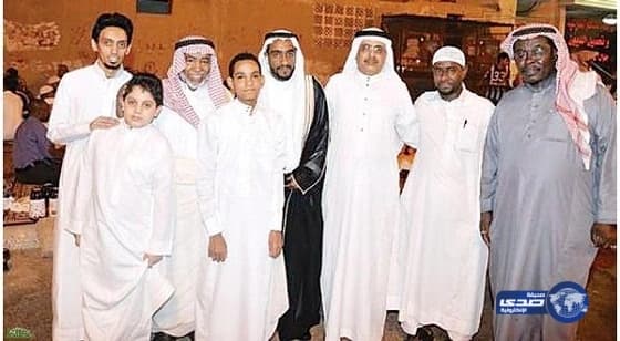 تجنبًا للإسراف والتبذير.. مواطن يحتفل بزواج ابنه في مسجد بالعاصمة المقدسة