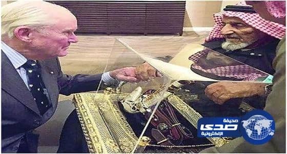 مواطن يلتقي صديقه الأمريكي بعد 45 سنة ويهديه سيفًا وخنجرًا