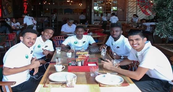 بالفيديو والصور.. مأدبة غداء للاعبين المنتخب الوطني لدرجة الشباب