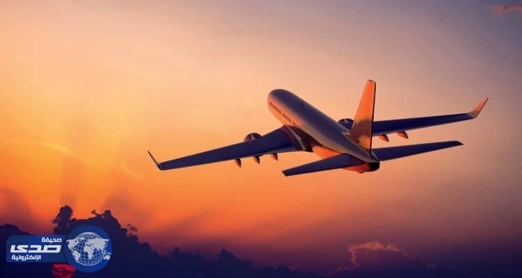 بالفيديو.. طيار يدفع لراكبة ثمن تذكرتها ويُغدق عليها الهدايا