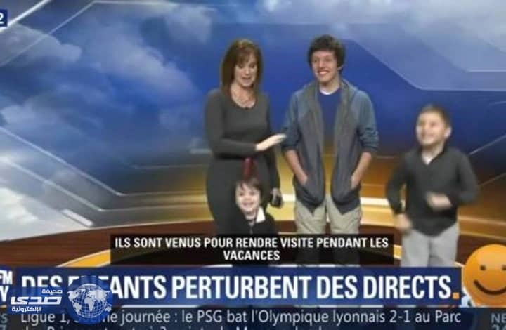 بالفيديو.. أبناء مذيعة طقس يقتحمون الأستوديو