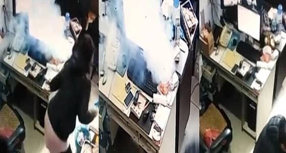 بالفيديو.. انفجار جوال على مكتب موظف بشكل مفاجئ