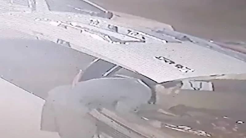 شاهد.. سرقة مفطح من داخل سيارة متوقفة في شارع عام بالمملكة