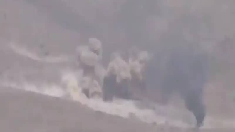 شاهد.. لحظة استهداف 4 أطقم تابعة للحوثيين بجبهة ماس والمخدره