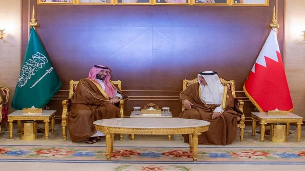 ولي العهد يصل البحرين لترؤس وفد المملكة بالقمة الخليجية الـ46.. فيديو وصور