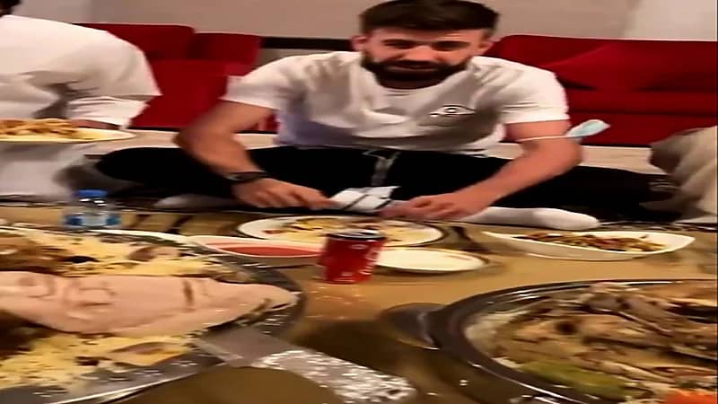 شاهد.. بيكيه في مأدبة عشاء ضخمة بالإمارات